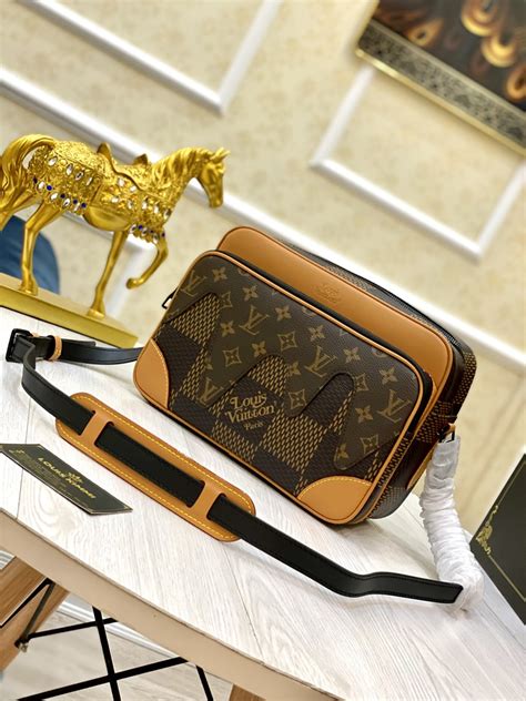 túi chéo louis vuitton|túi trắc chéo.